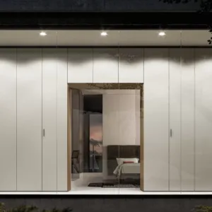 Kleiderschrank mit glatten Scharniertüren