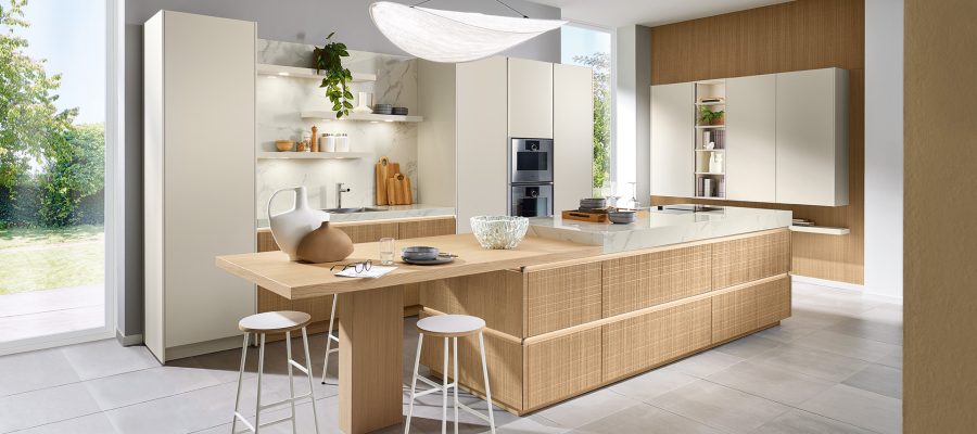 pronorm-boho-wohnkueche-mit-insel-holz-und-strukturfront