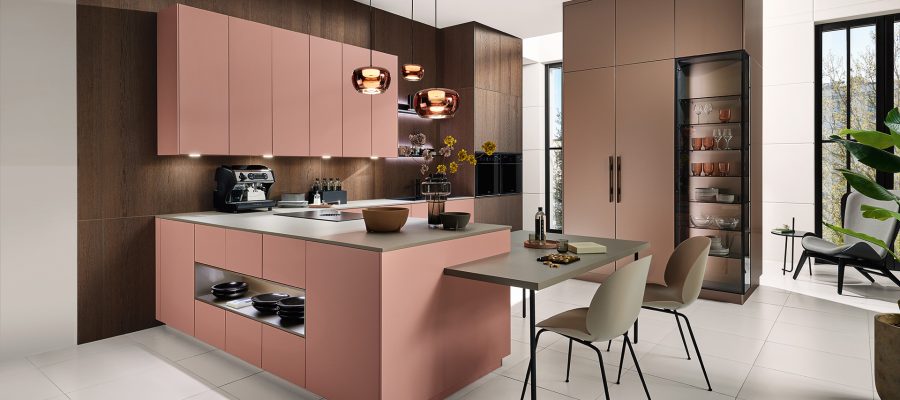 pronorm-farbige-designkueche-rosa-mit-insel
