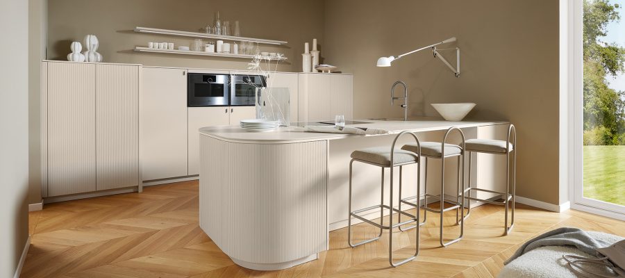 pronorm-helle-designkueche-mit-rillenfront-und-runder-insel